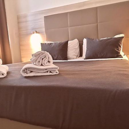 Academy Hotel Fiumicino Extérieur photo