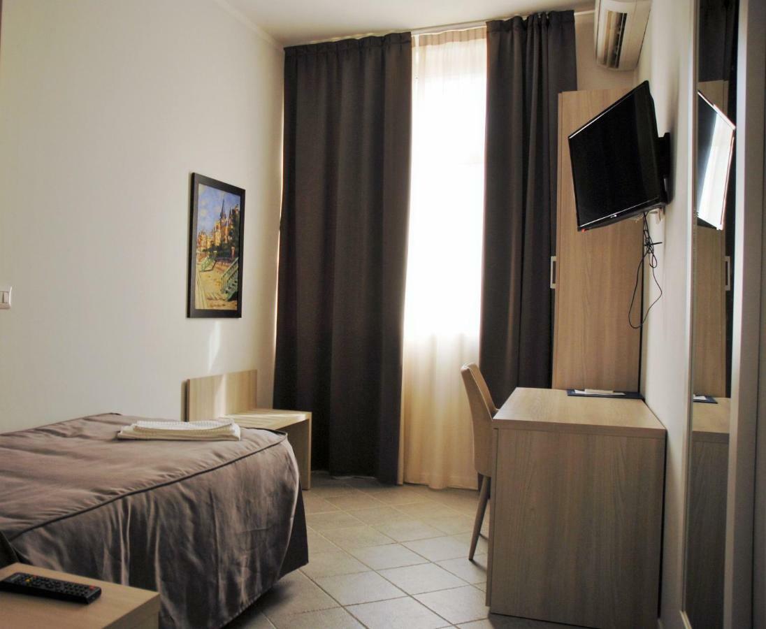 Academy Hotel Fiumicino Extérieur photo
