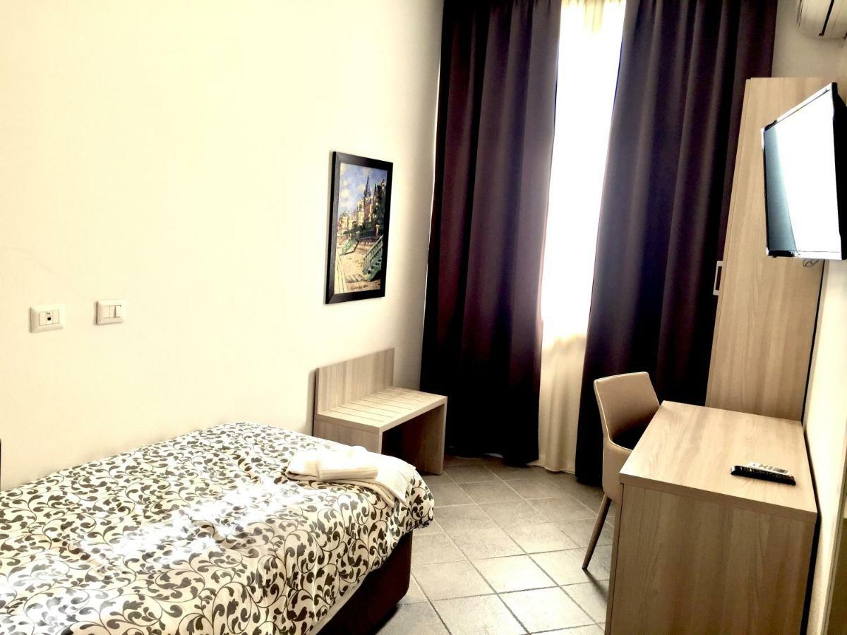 Academy Hotel Fiumicino Extérieur photo